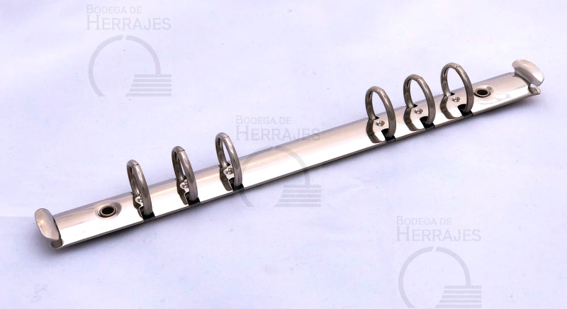 Herraje metálico tamaño esquela con seis argollas circulares, diámetro de 3/4 de pulgada, separación estándar y acabado níquel, diseñado para carpetas de bolsillo. Herraje metálico tamaño esquela con seis argollas circulares, diámetro de 3/4 de pulgada, separación estándar y acabado níquel, diseñado para carpetas de bolsillo.